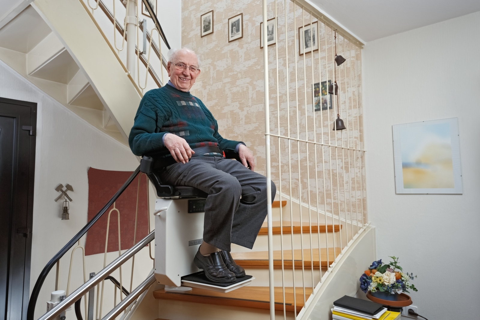 Straight vs. Curved Stairlifts: Which One is Right for Your Home?